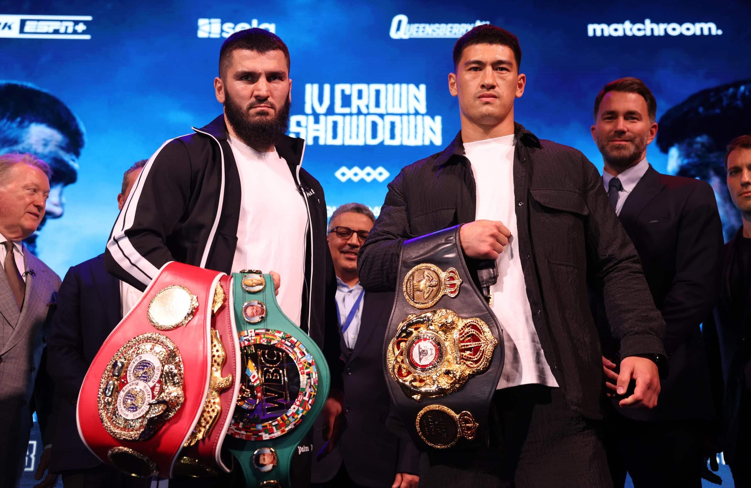 ARTUR BETERBIEV A LA IZQUIERDA Y DMITRY BIVOL A LA DERECHA, POSAN PARA LA FOTO TRAS LA CONFERENCIA DE PRENSA INICIAL