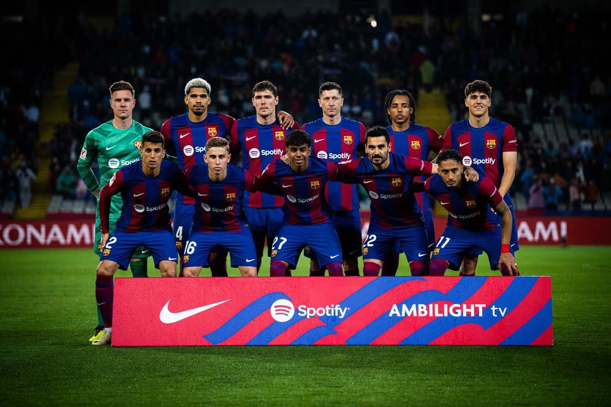 EL EQUIPO DEL BARCELONA POSA PARA LA FOTO