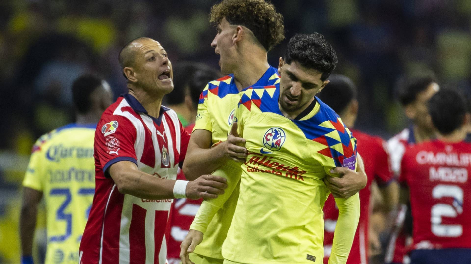 Chicharito se encara con Diego Valdés del Club América.