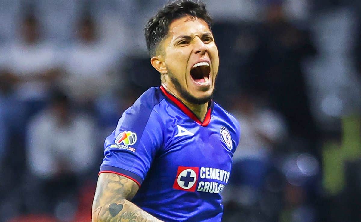 Carlos Salcedo grita de emoción tras el pase de Cruz Azul.