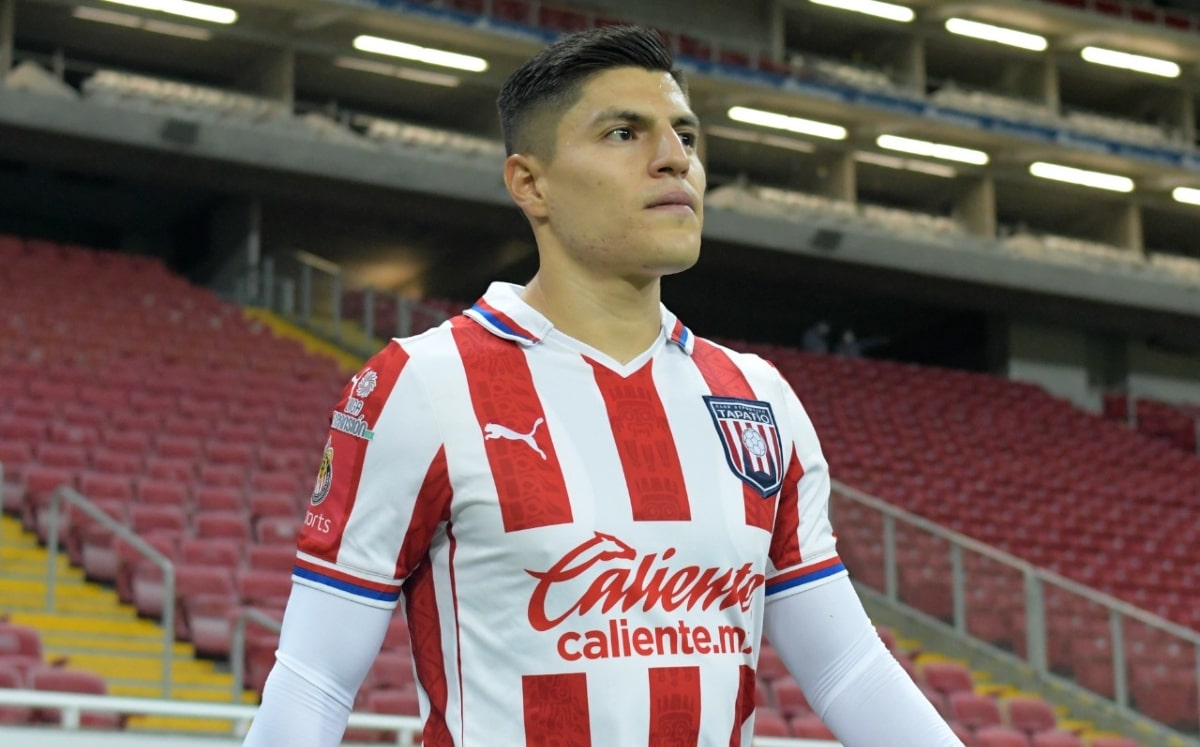 Ronaldo Cisneros saldría de Chivas con rumbo a Puebla.