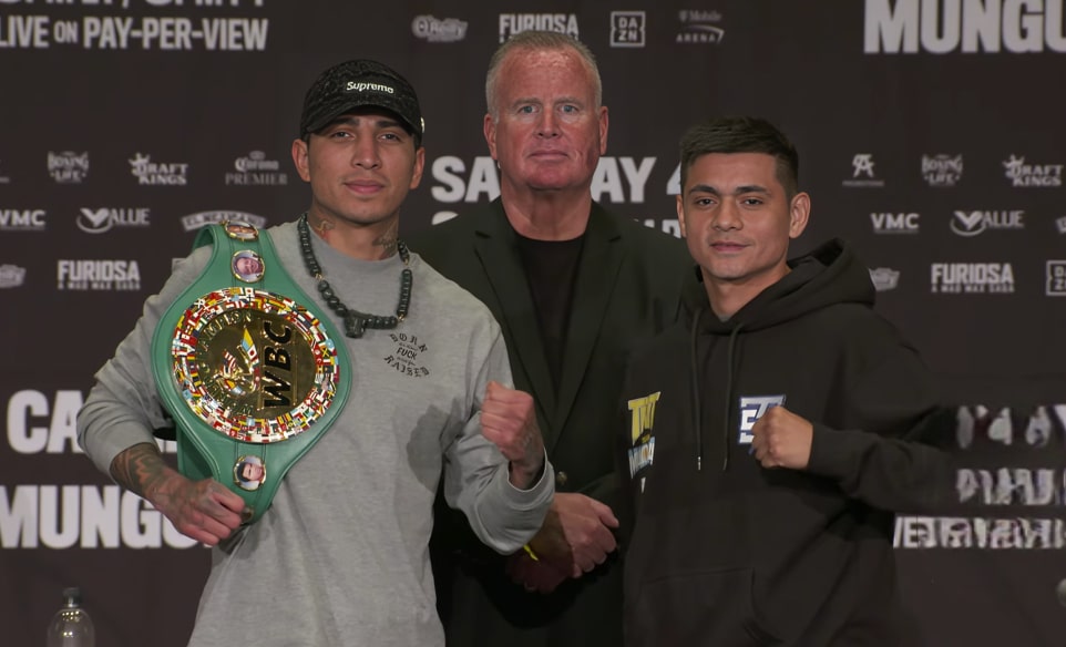 MARIO BARRIOS A LA IZQUIERDA Y FABIÁN MAIDANA A LA DERECHA, POSAN PARA LA FOTO TRAS UNA CONFERENCIA DE PRENSA