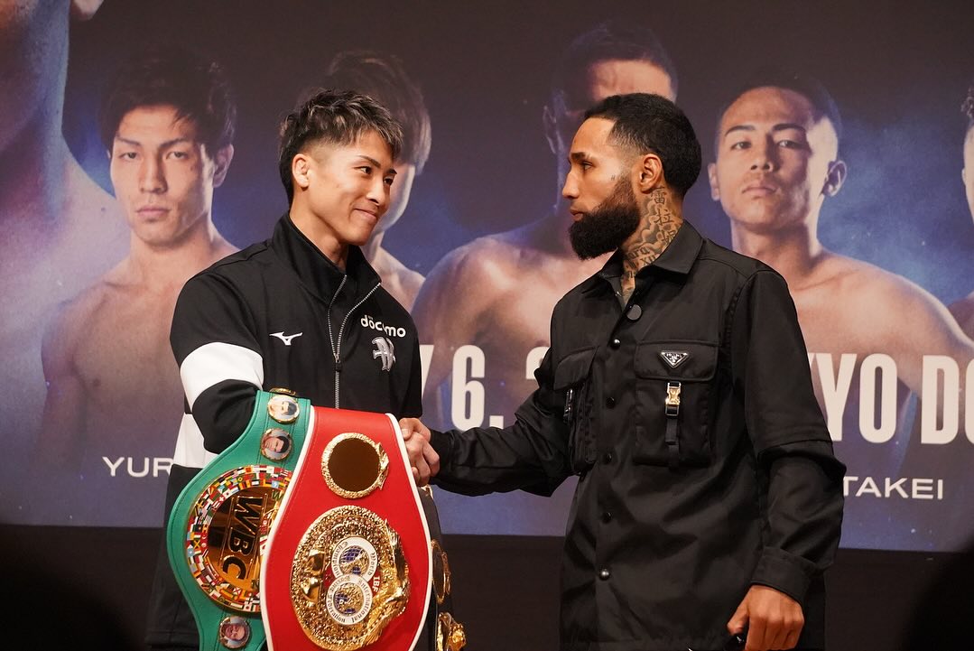 NAOYA INOUE A LA IZQUIERDA Y LUIS PANTERA NERY A LA DERECHA, SE DAN LA MANO Y POSAN PARA LAS FOTOS TRAS LA ÚLTIMA RUEDA DE PRENSA