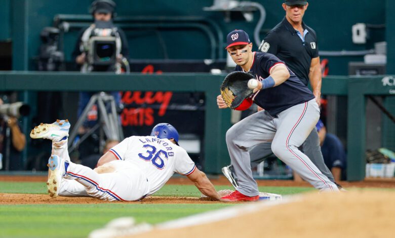 MENESES RECIBE EL TIRO A PRIMERA BASE