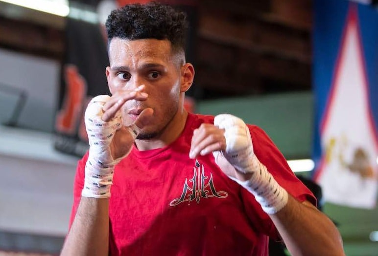 David Benavidez entrenando en su gimnasio.