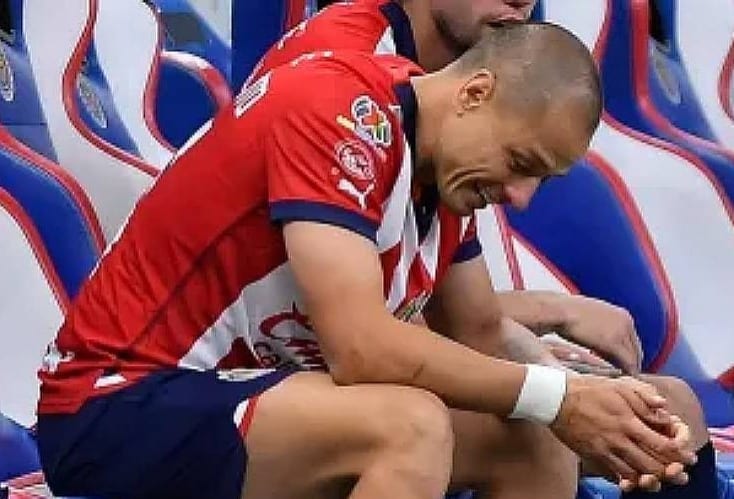 Chicharito en la banca de Chivas en la ida de semifinales.