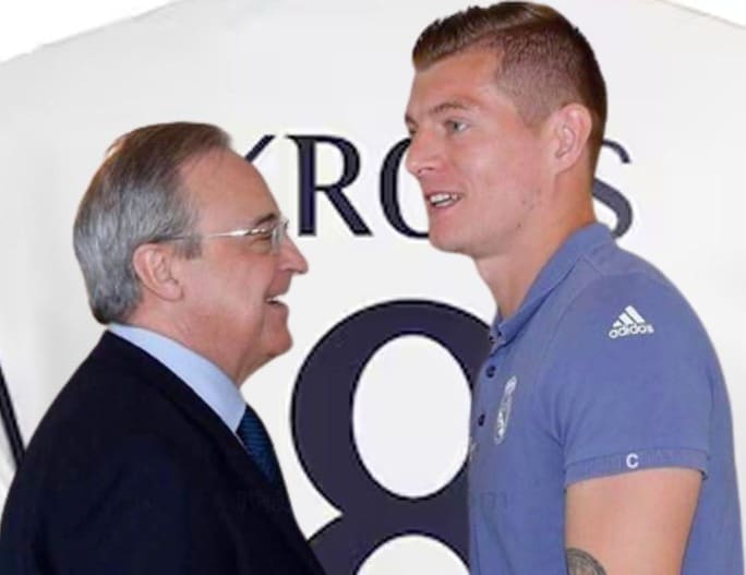 Florentino Pérez al lado de Toni Kroos en rueda de prensa.