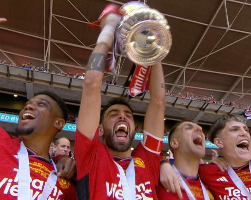 Jugadores del Man United levantan el título de la FA Cup.