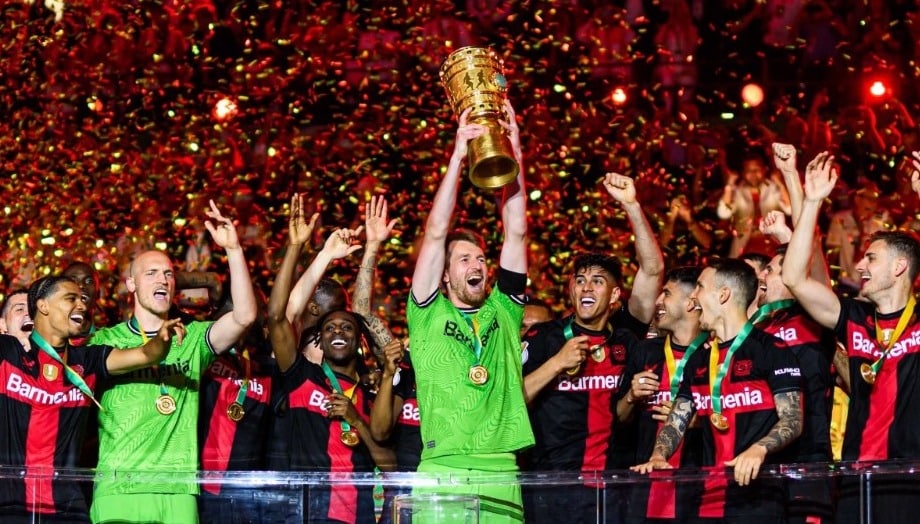 Jugadores del Bayer Leverkusen levantan el título de la Copa de Alemania.