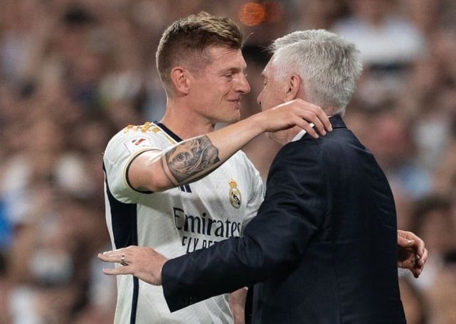 Toni Kroos y Carlo Ancelotti se abrazan tras jugar la última fecha.