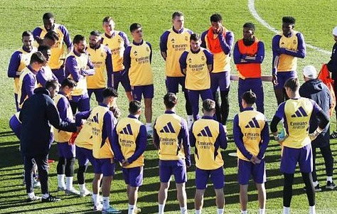 Jugadores del Real Madrid en la charla previo al entrenamiento.