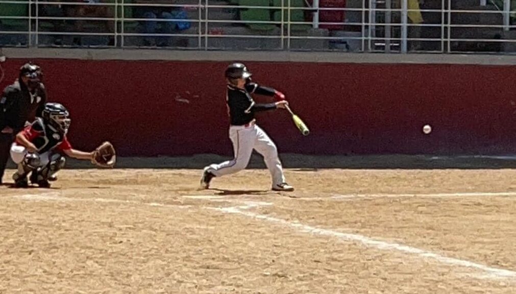 JOVEN PELOTERO REALIZA UN BATAZO