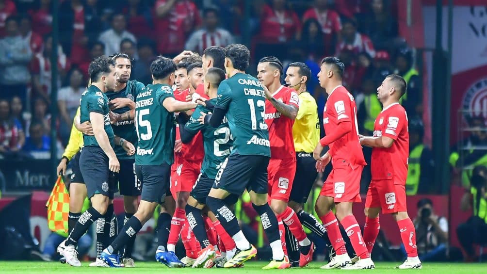 Jugadores de Chivas y Toluca se hacen de palabras.