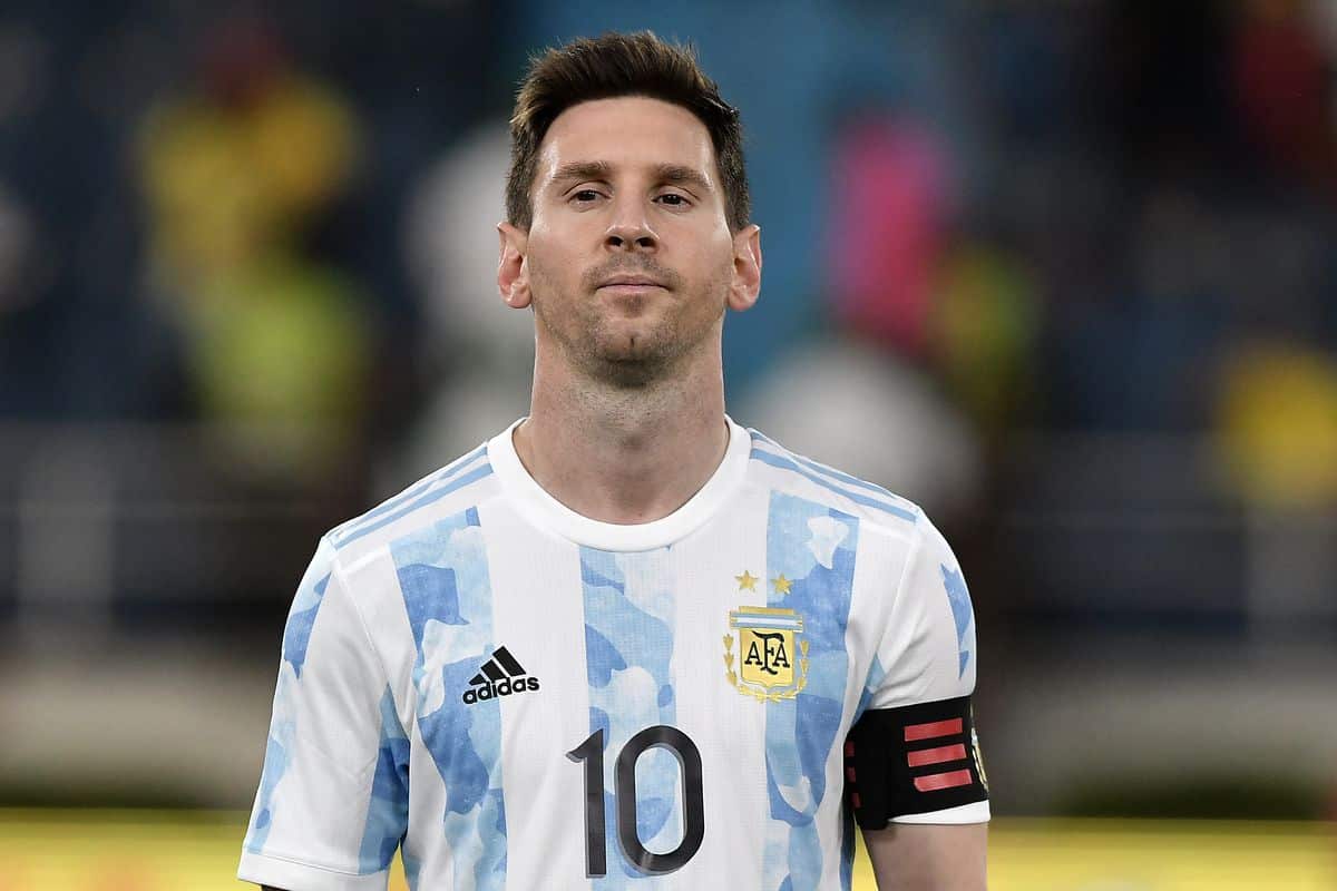 Lionel Messi en el himno de Argentina en el primer juego de Copa América.