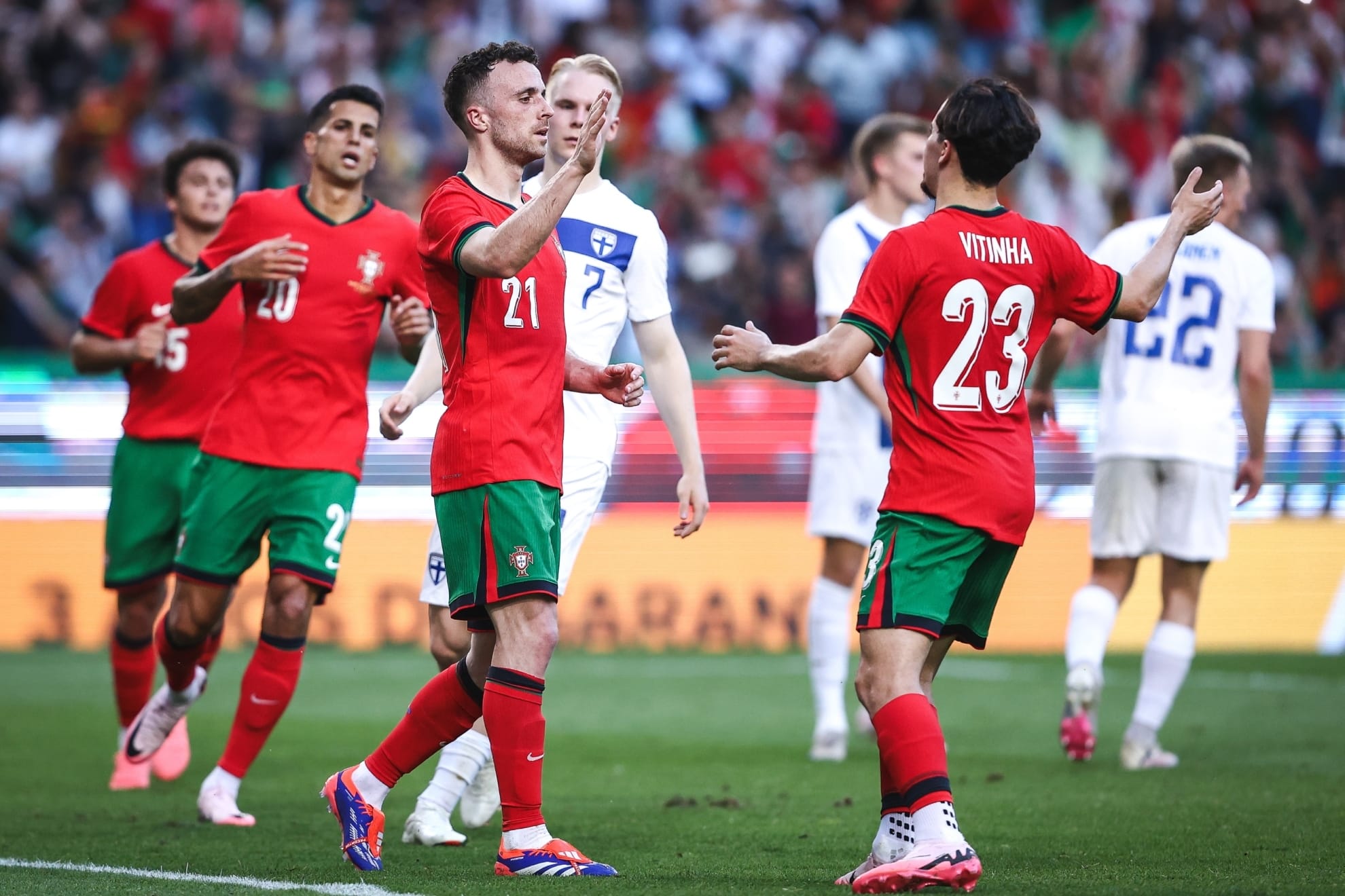 Jugadores de Portugal festejan gol ante Finlandia en amistoso.