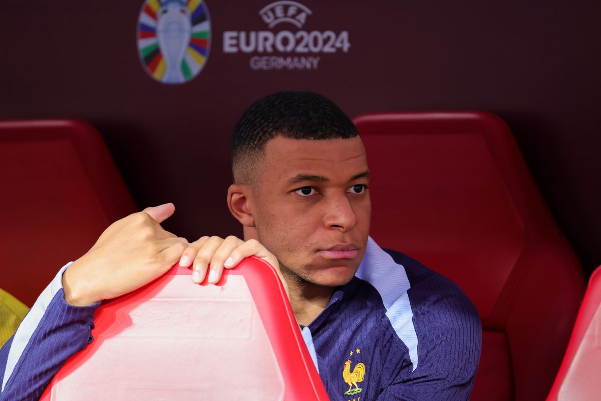 Mbappé en la banca de Francia en el juego ante Países Bajos.