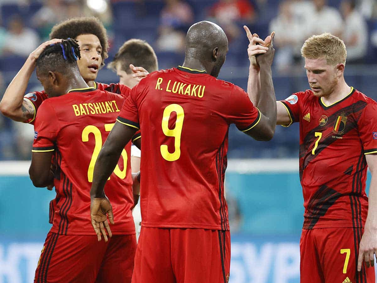 Jugadores de Bélgica festejan gol en partido amistoso.