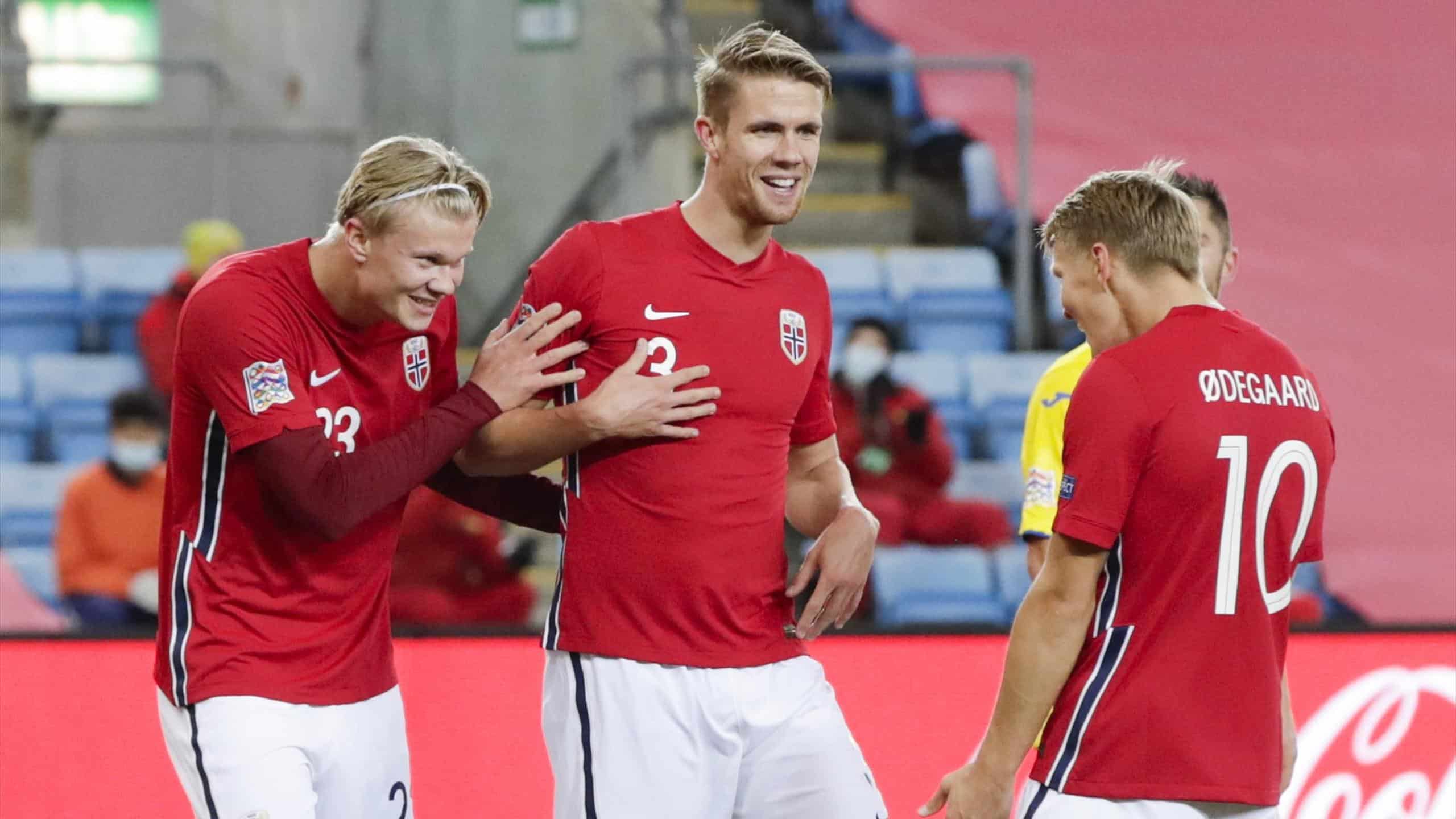 Jugadores de Noruega festejando gol en amistoso.