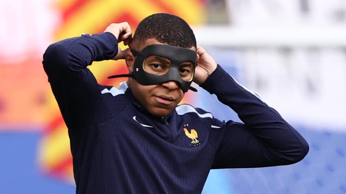 Mbappé en entrenamiento con mascara para el rostro.