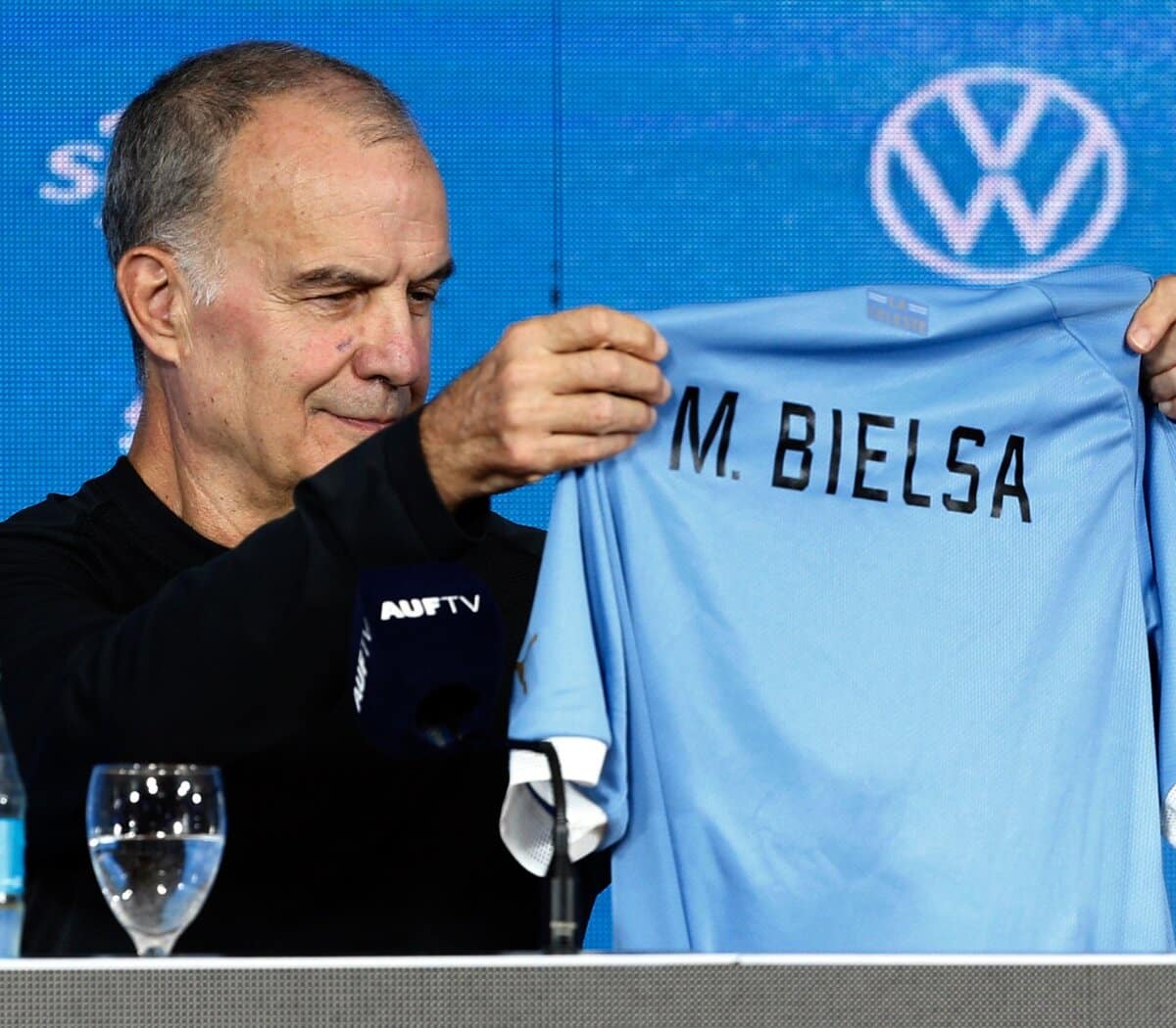 Marcelo Bielsa en su presentación con la selección de Uruguay.
