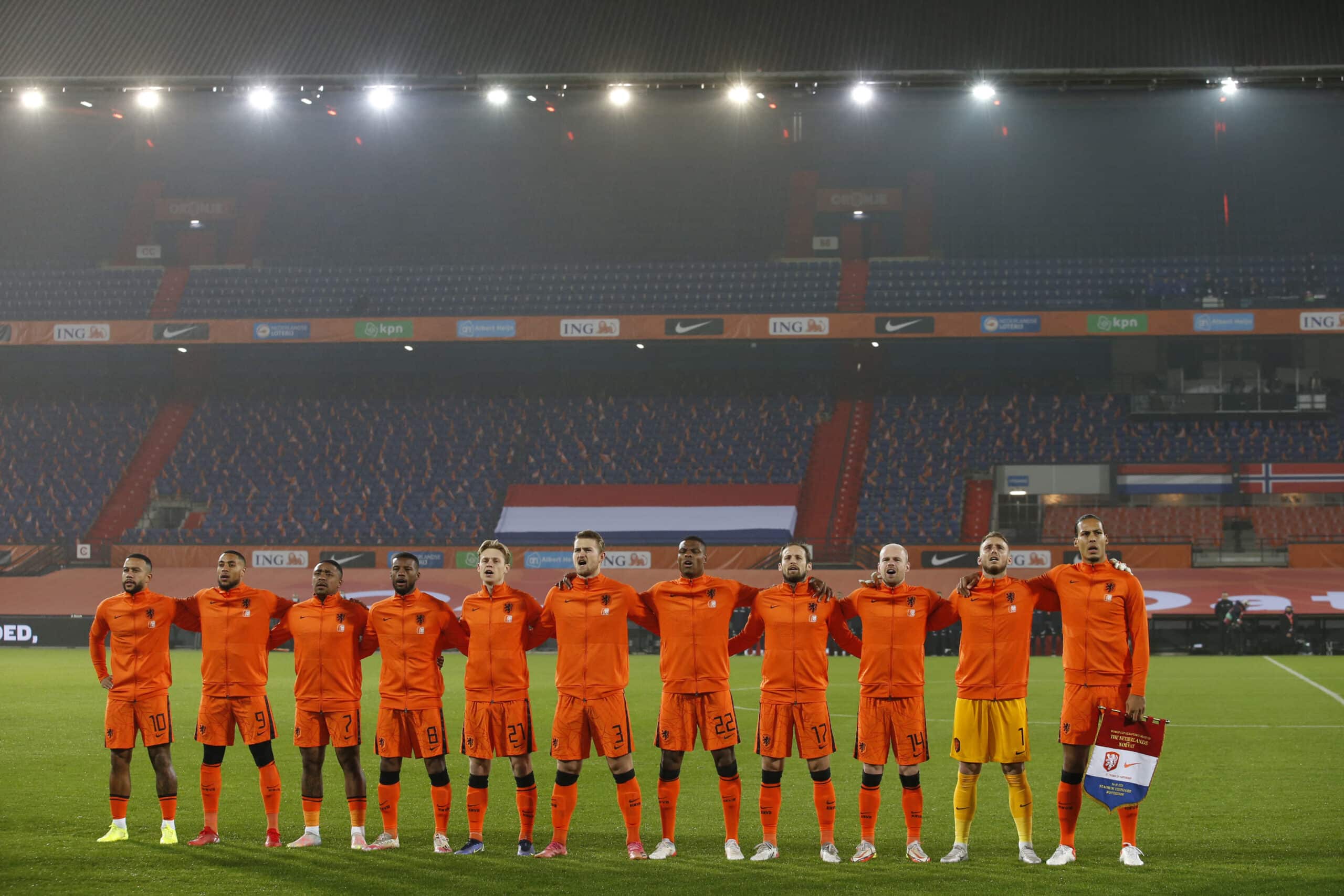 Jugadores de Países Bajos listos para el cierre de grupos.