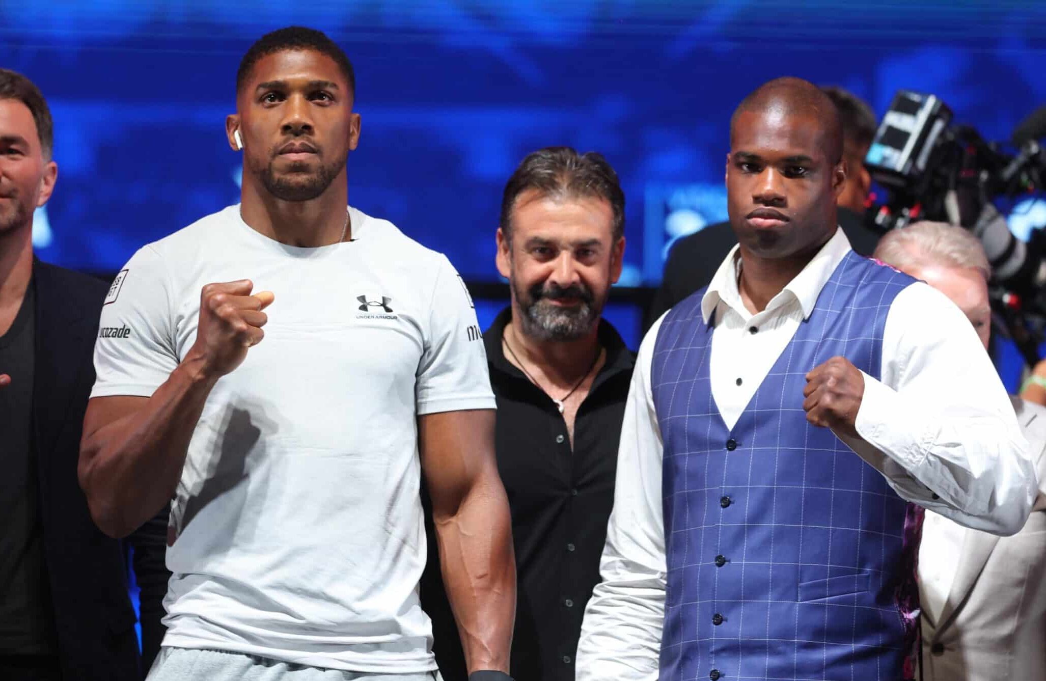 A LA IZQUIERDA ANTHONY JOSHUA Y LA DERECHA DANIEL DUBOIS, POSAN PARA LA FOTO TRAS LA CONFERENCIA DE PRENSA DE INICIO DE PROMOCIÓN DE LA PELEA