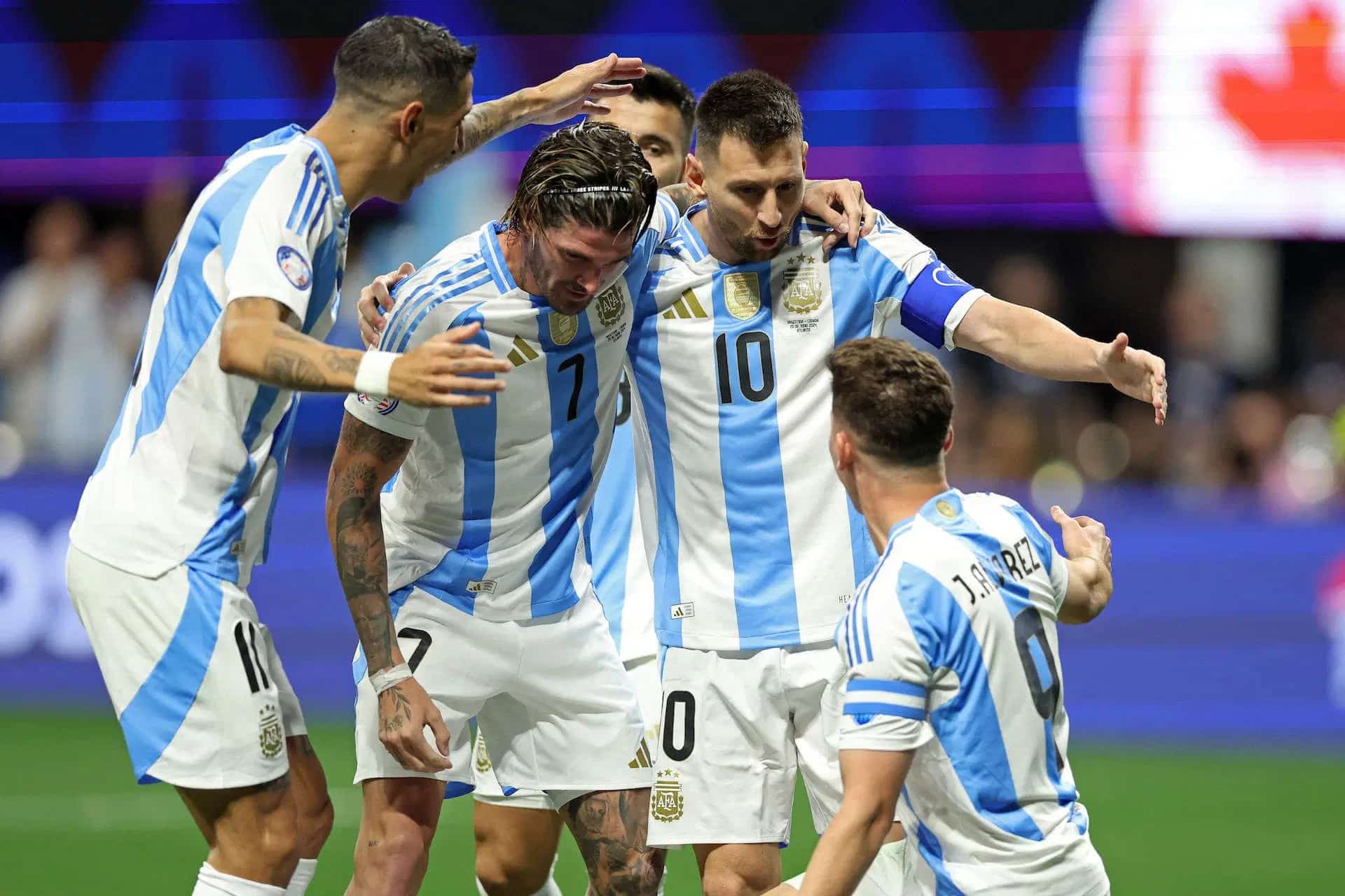 JUGADORES DE ARGENTINA CELEBRAN UNA ANOTACIÓN ANTE CANADÁ