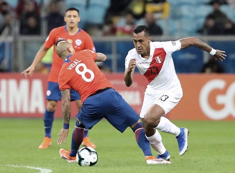 Renato Tapia en uno de los partidos con Perú en Copa América.