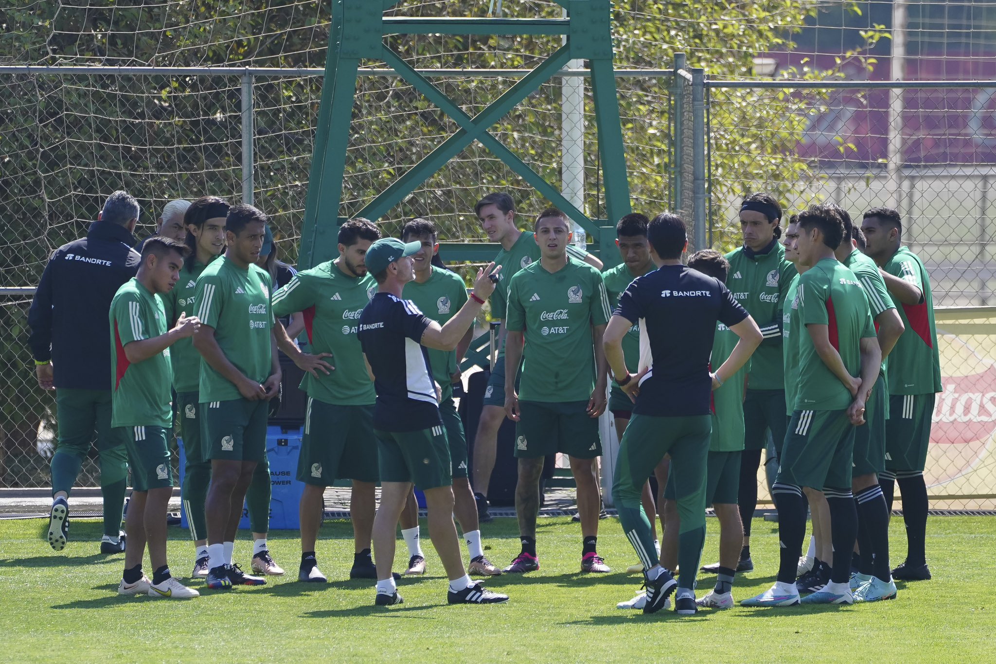 Jugadores del Tricolor en entrenamiento previo a su debut.