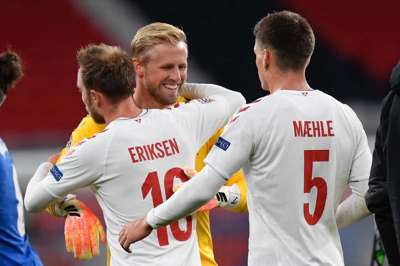 Jugadores de Dinamarca se saludan en partido amistoso.