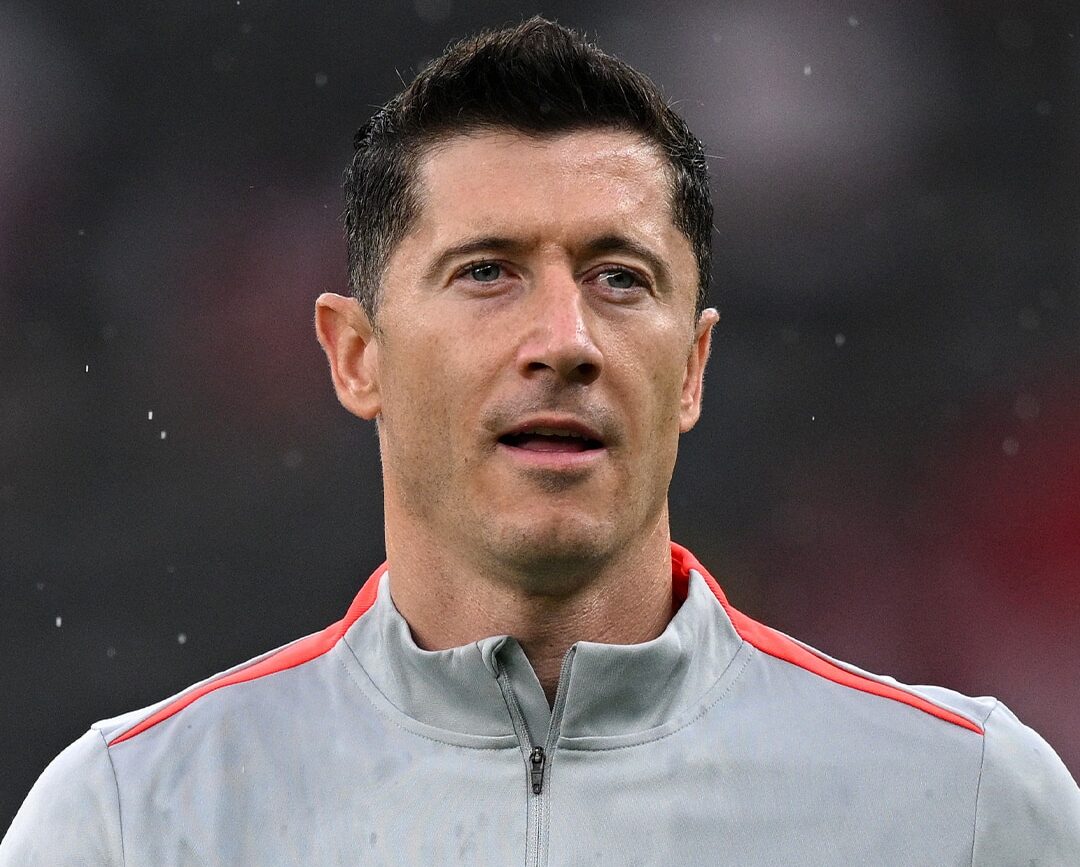 ROBERT LEWANDOWSKI DE POLONIA DURANTE UN CALENTAMIENTO