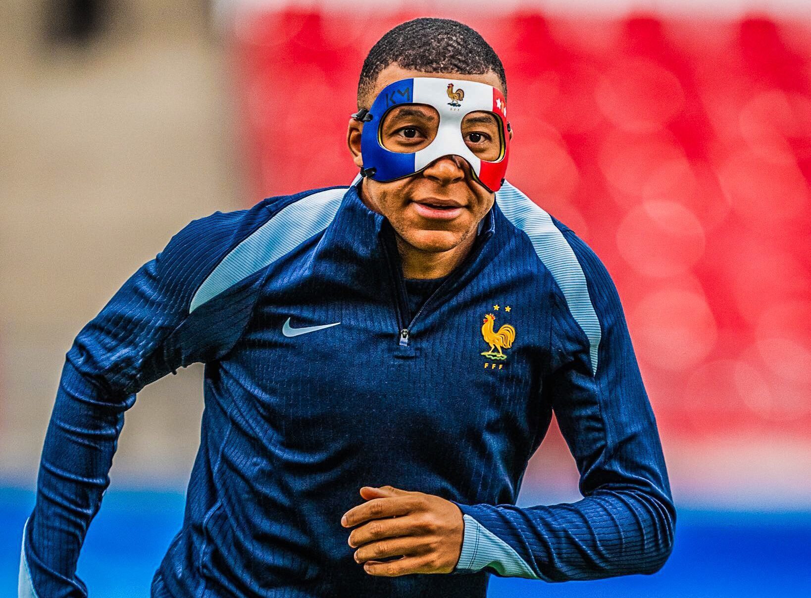 KYLIAN MBAPPÉ DURANTE UN ENTRENAMIENTO DE FRANCIA CON SU MÁSCARA PROTECTORA