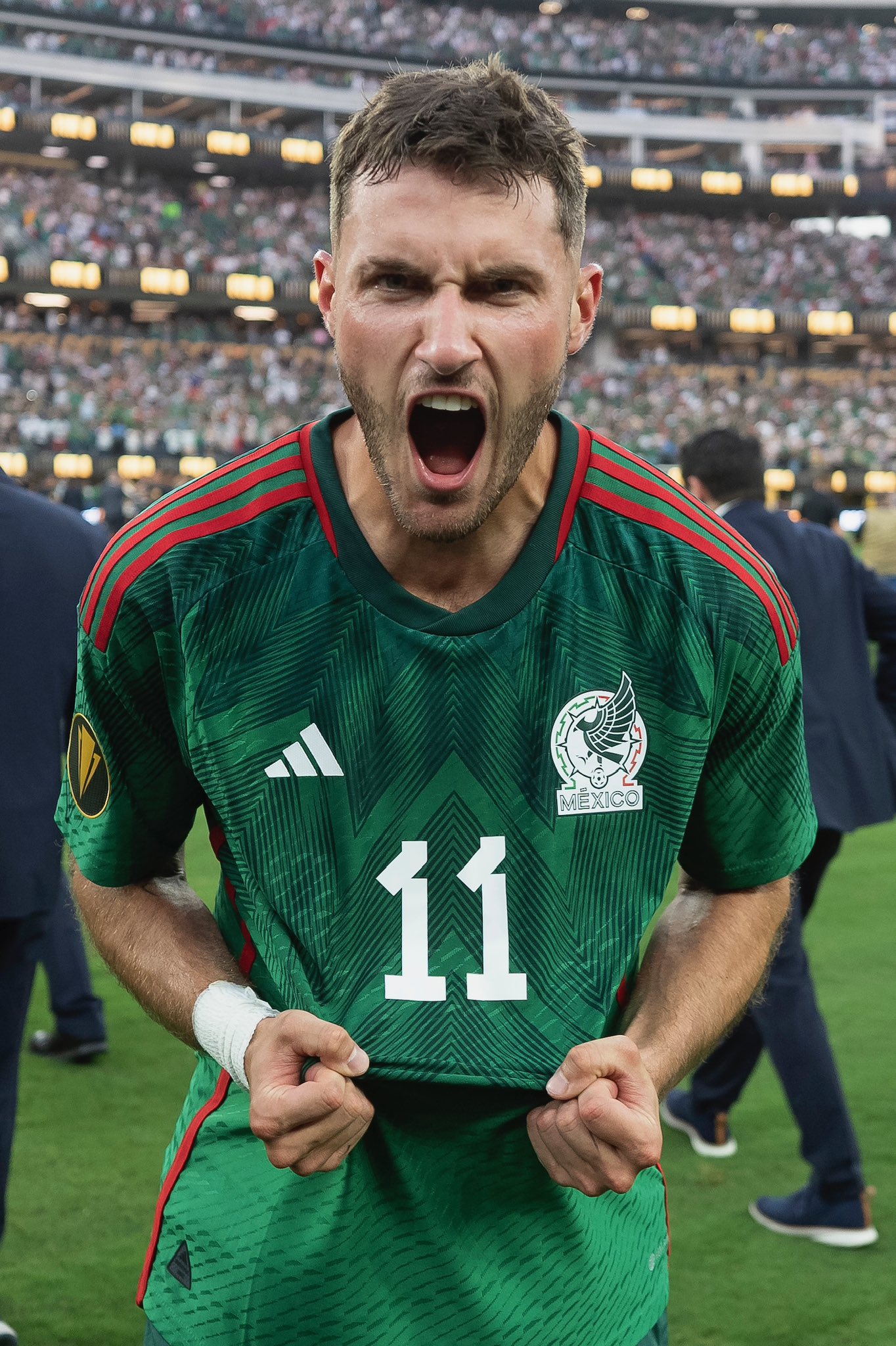 Santiago Giménez festeja uno de sus últimos goles con México.