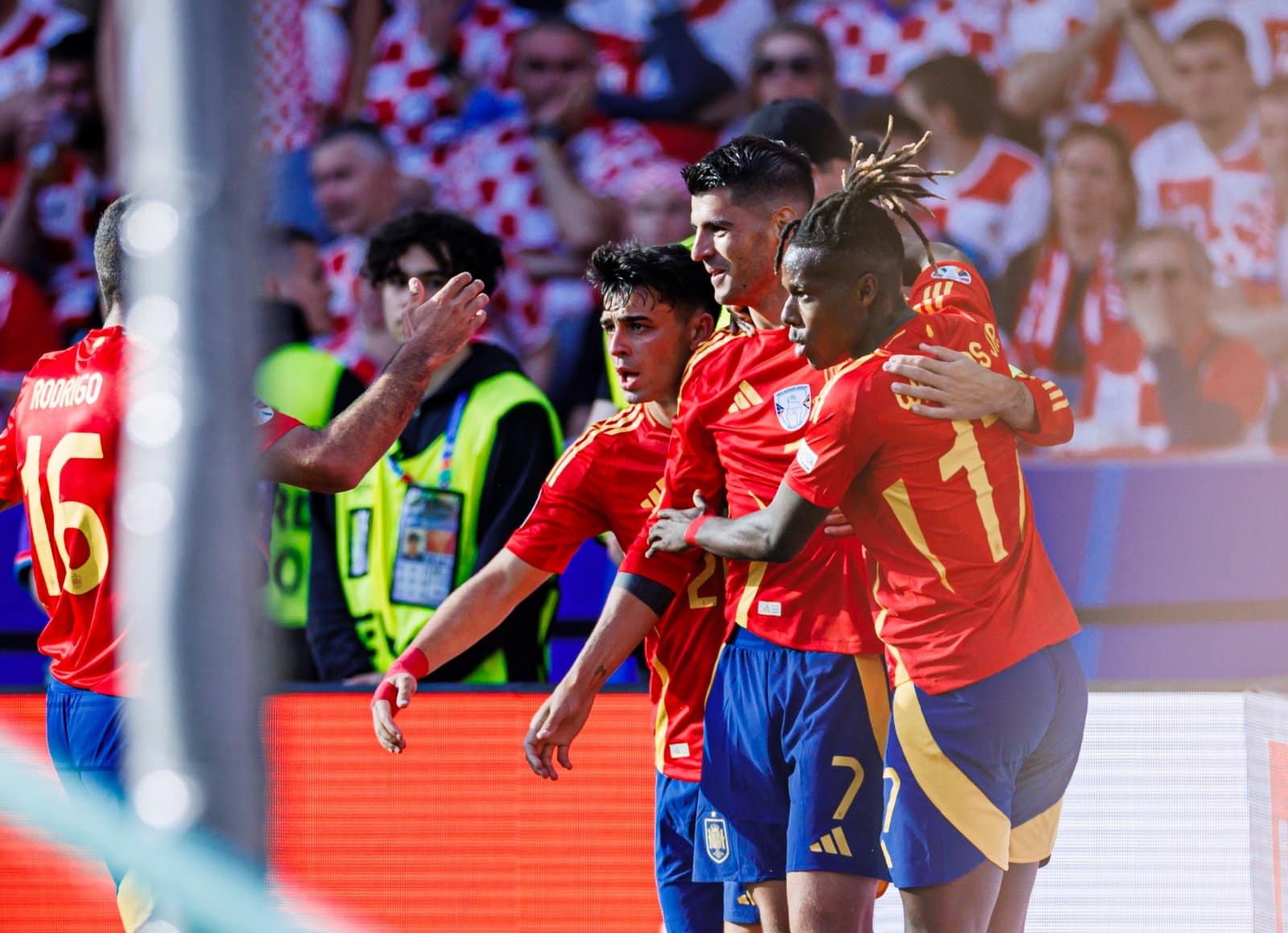 Álvaro Morata festeja su gol con la Selección de España.