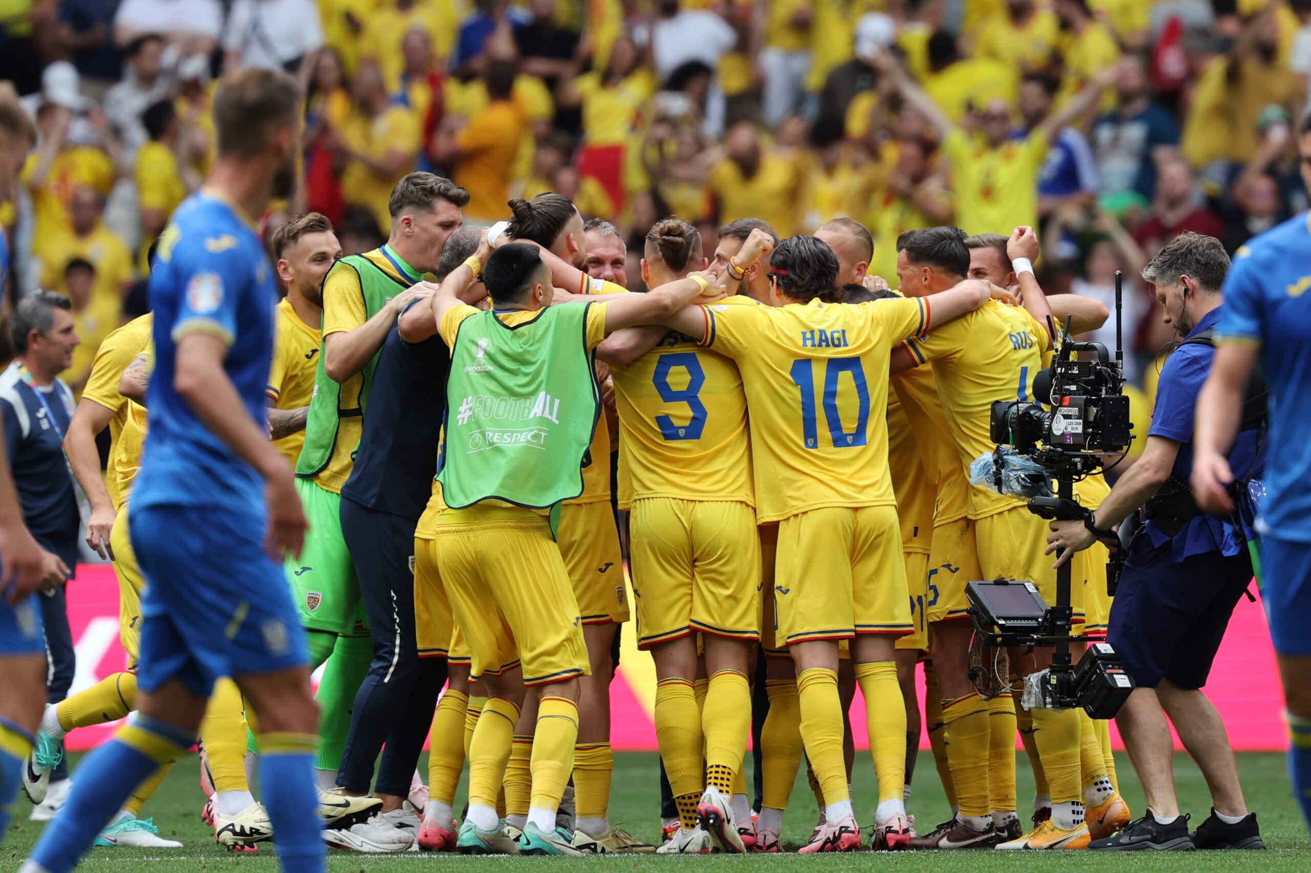 Jugadores de Rumania festejan su triunfo ante Ucrania.