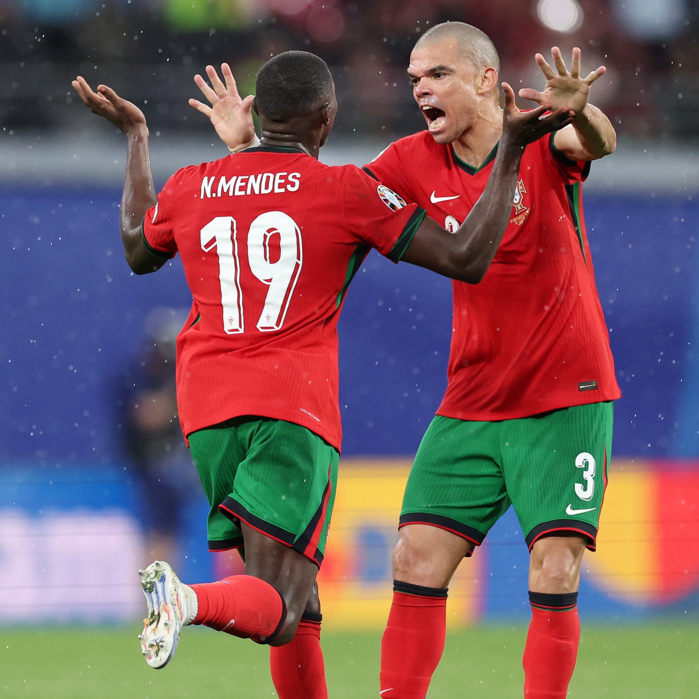 Jugadores de Portugal festejan su gol del triunfo.