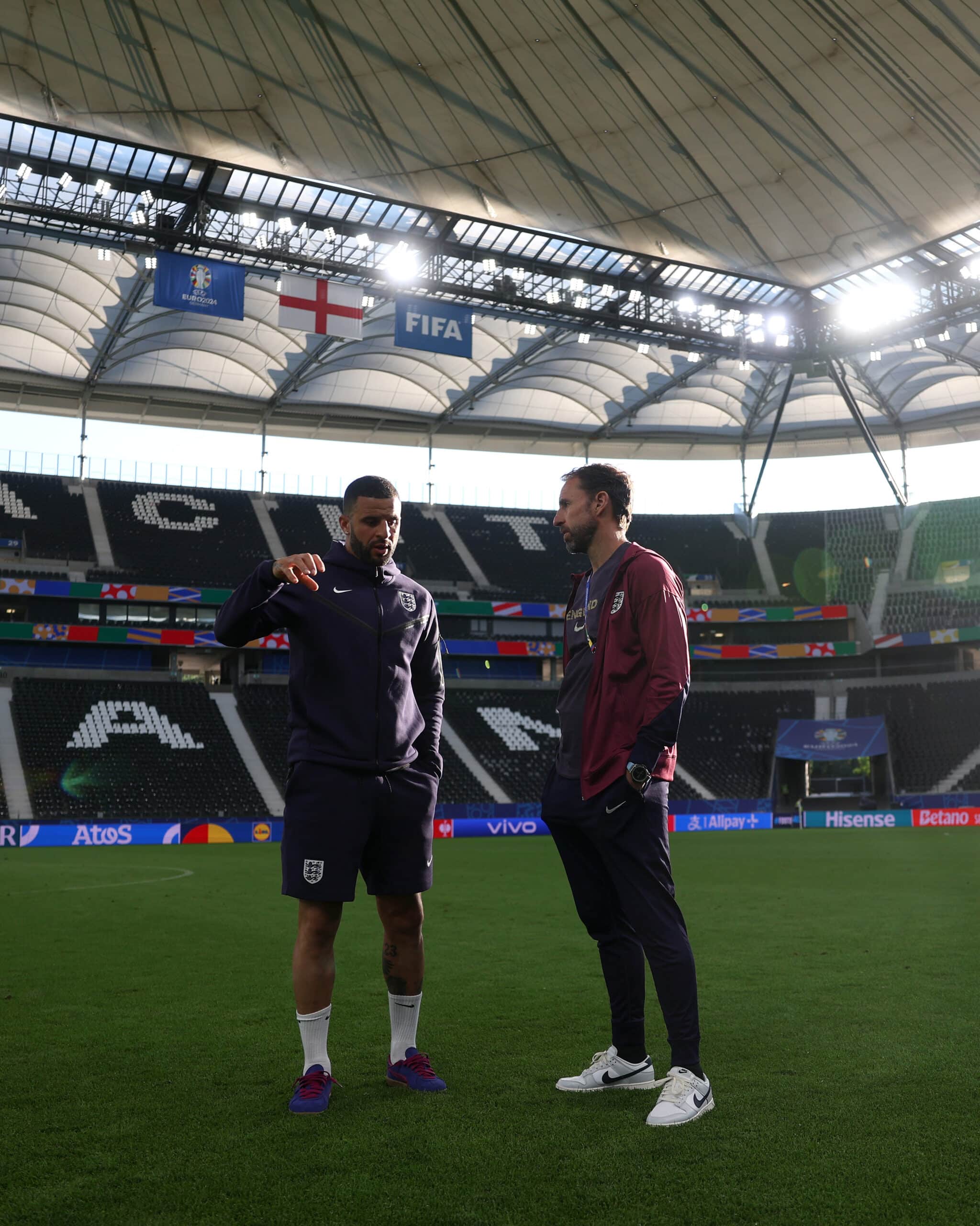 Kyle Walker en charla con el técnico de la Selección de Inglaterra.