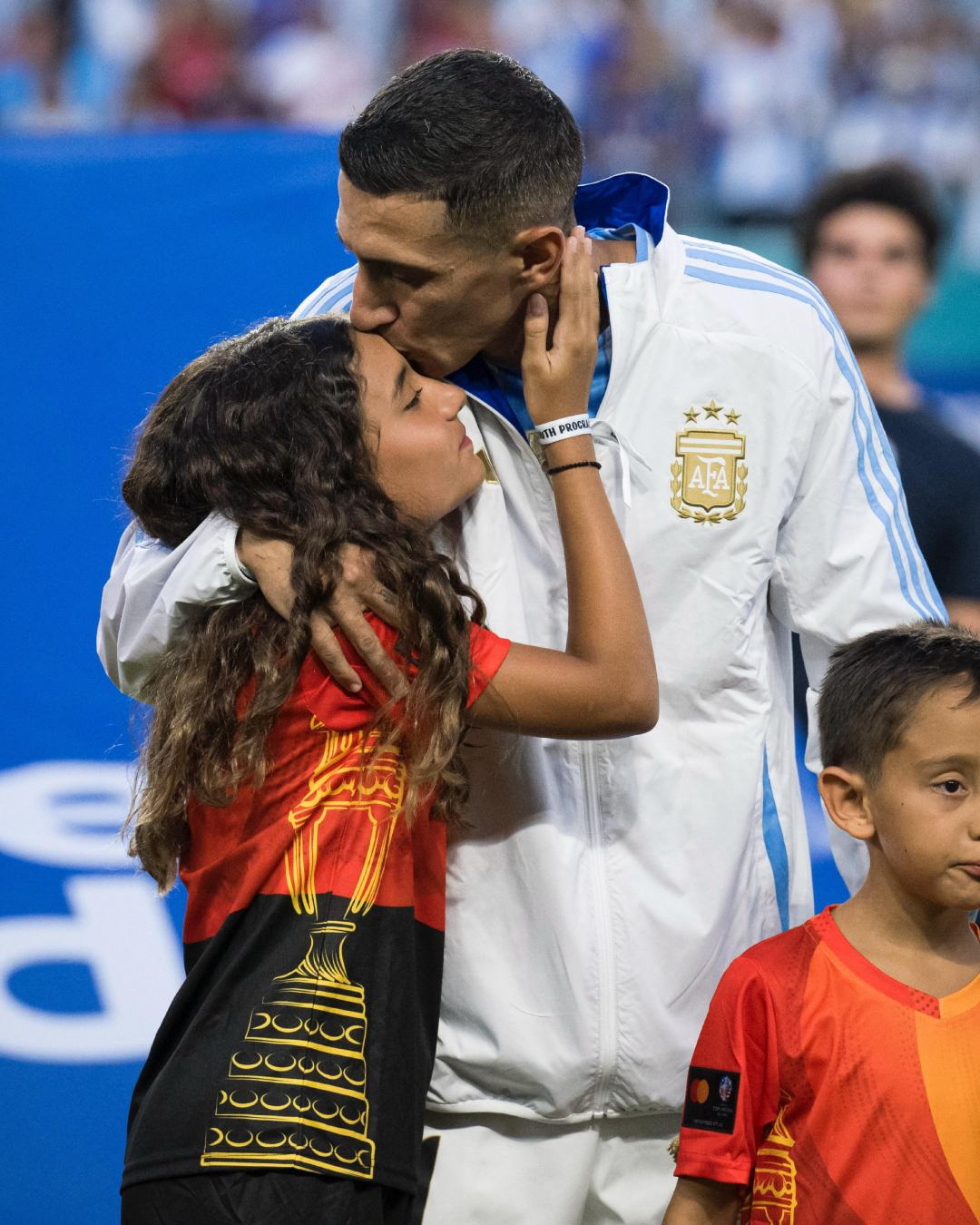 Ángel Di María junto con su hija en el protocolo de los himnos nacionales.