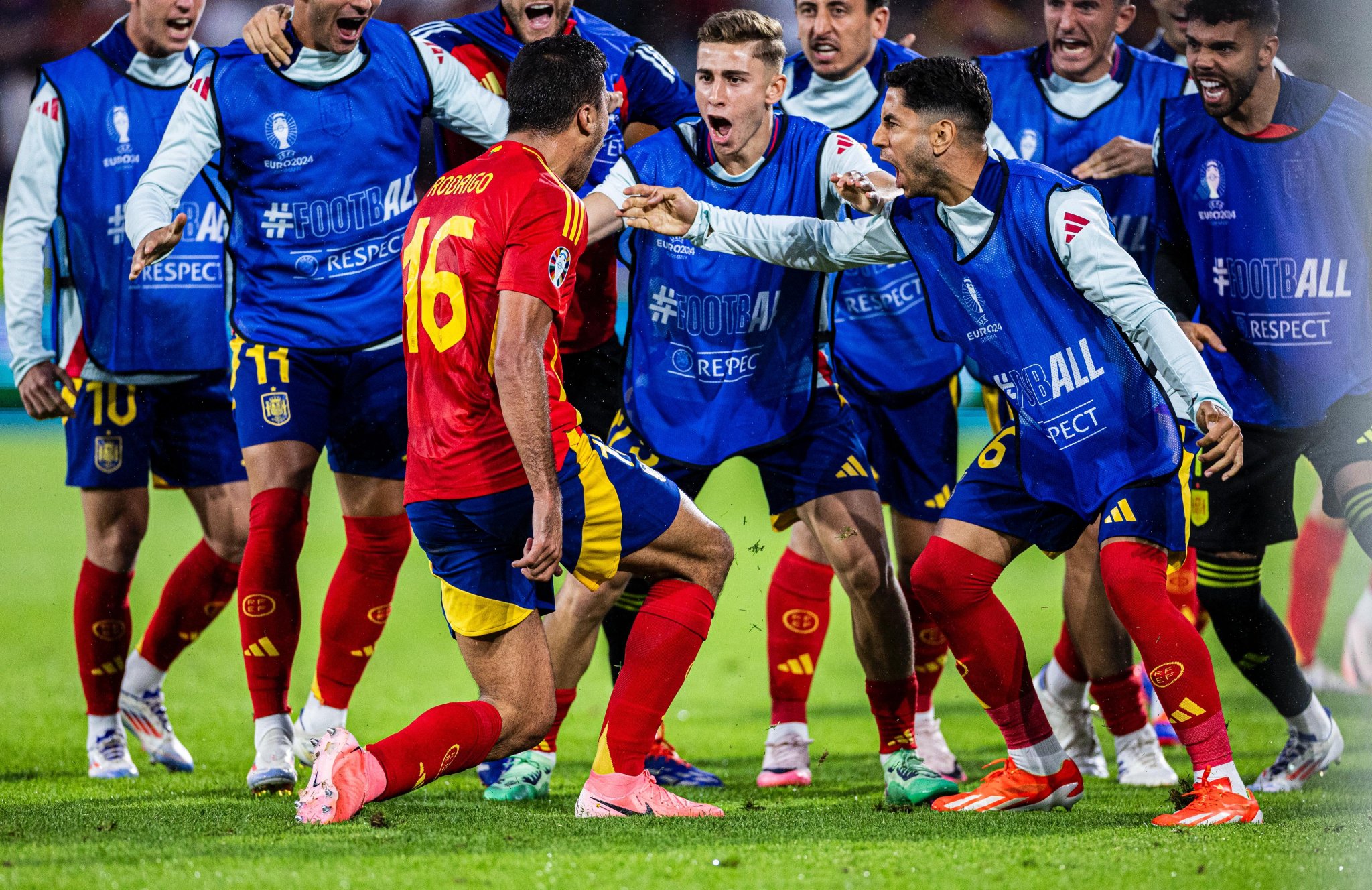 Jugadores de España festejan su pase a cuartos de final.