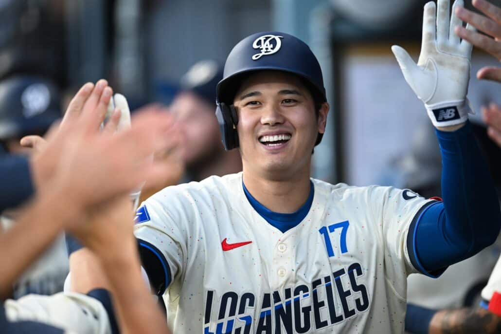 OHTANI ES FELICITADO POR SUS COMPAÑEROA