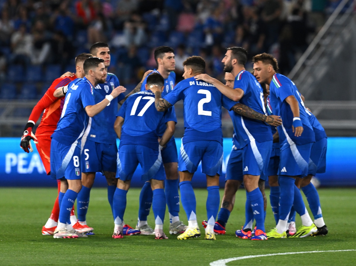 Jugadores de Italia previo al juego de octavos de final.