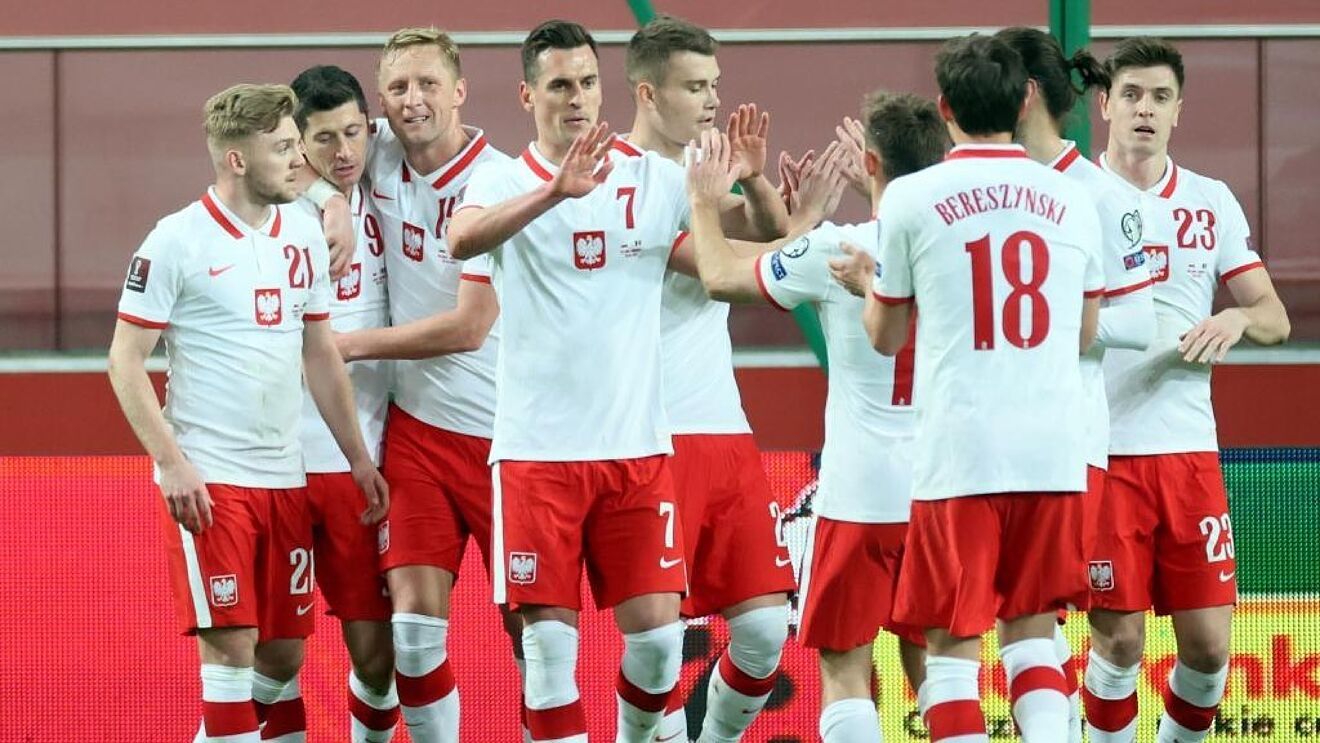 Jugadores de Polonia festejan gol en partido amistoso.