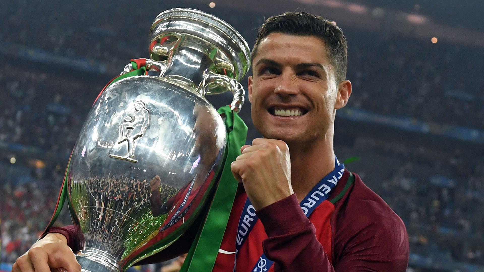 Cristiano Ronaldo cuando fue campeón de la Eurocopa en 2016.