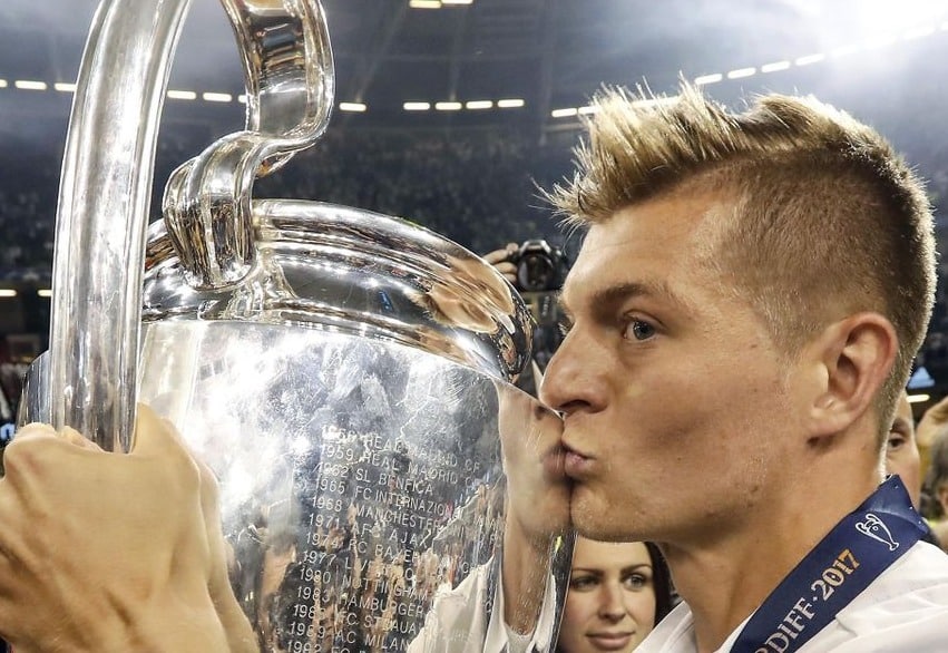 Toni Kroos besa el trofeo de la Champions League.