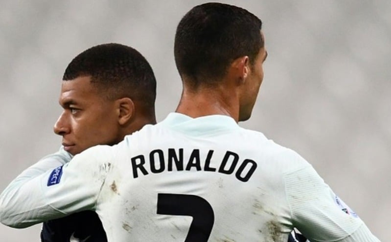 Cristiano Ronaldo abraza a Mbappé en partido de selección nacional.