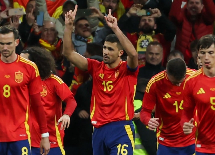 Álvaro Morata festeja gol con la selección de España.