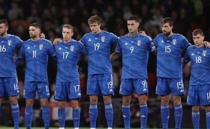 Jugadores italianos en el himno de país en amistoso.