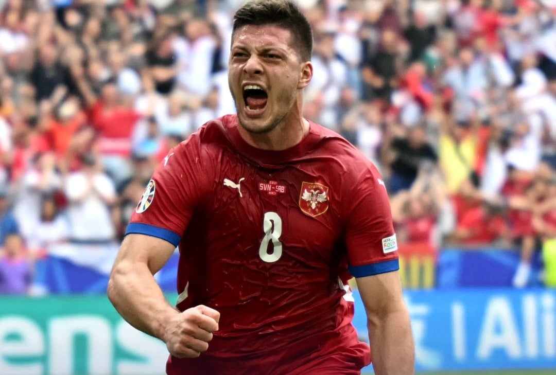 Jovic festeja su gol de último minuto con Serbia.