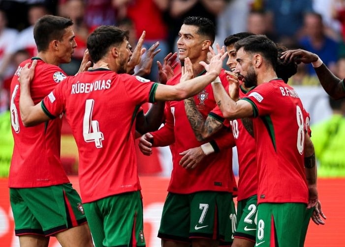 Portugal aplastó a Turquía 3-0 y aseguró su presencia en la siguiente instancia.