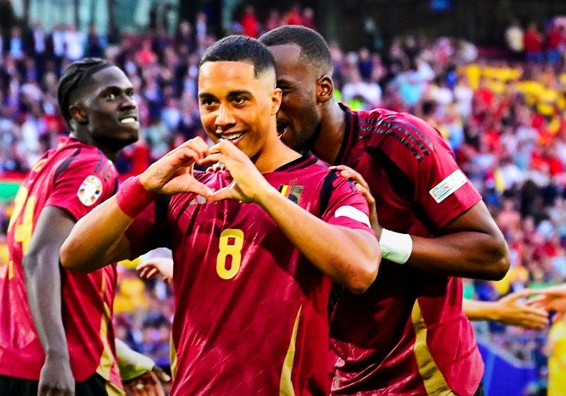 Jugadores de Bélgica festejan gol ante Rumania.